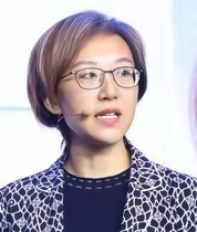 Mengchu Wu speaking on stage